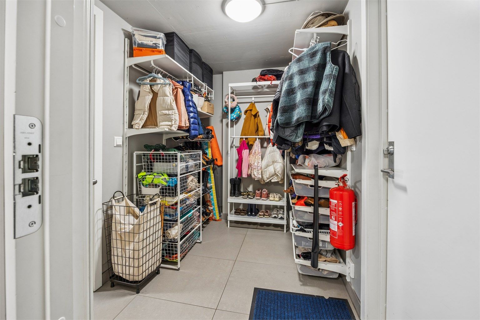 Praktisk bod med gode oppbevaringsmuligheter i tilknytning til inngangspartiet/garasjen.