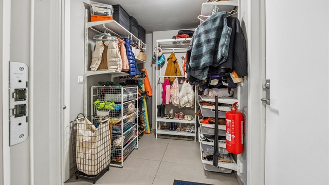 Praktisk bod med gode oppbevaringsmuligheter i tilknytning til inngangspartiet/garasjen.