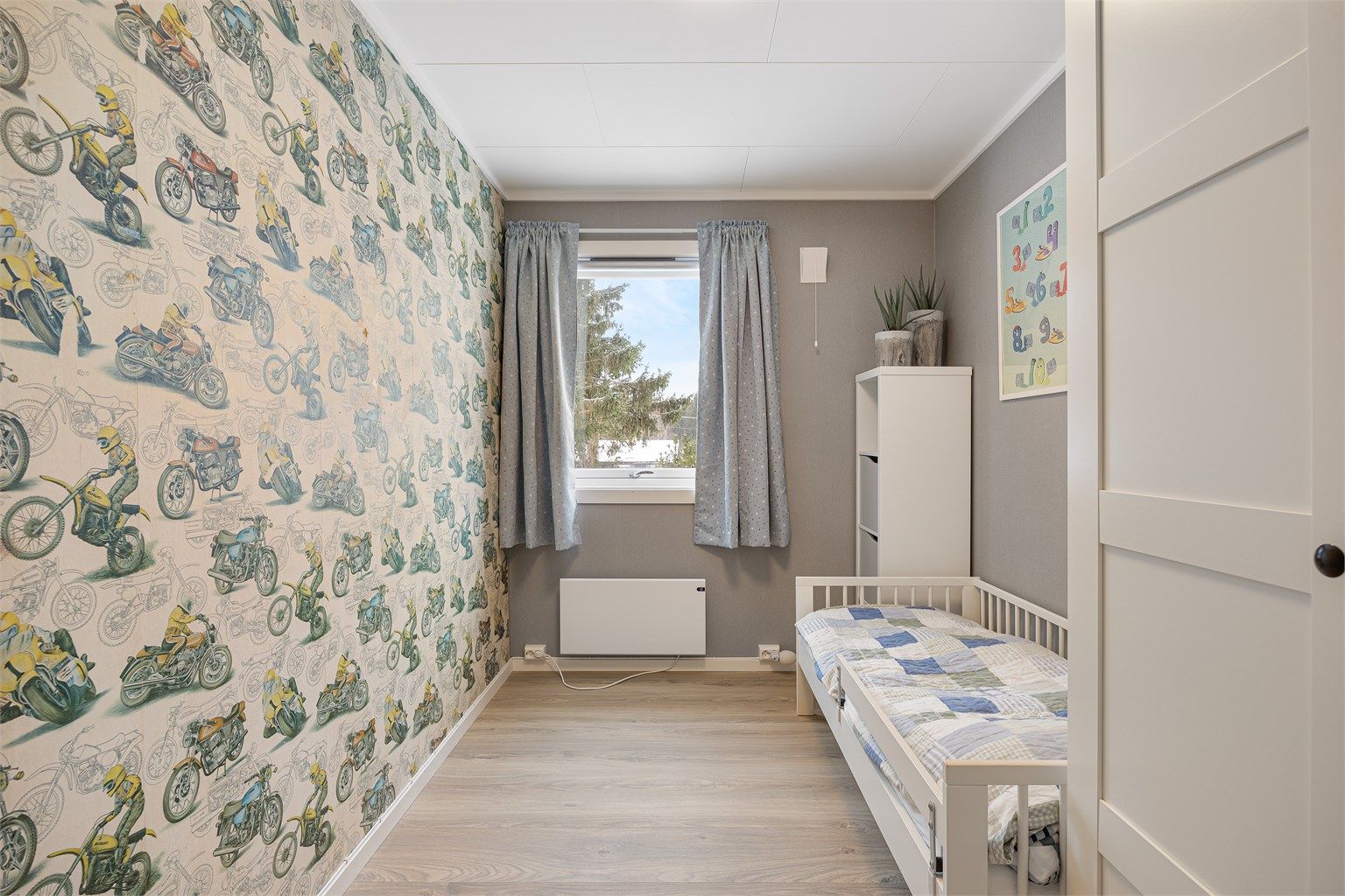 Dette er ett av de fire soverommene som er praktisk samlet i første etasje.