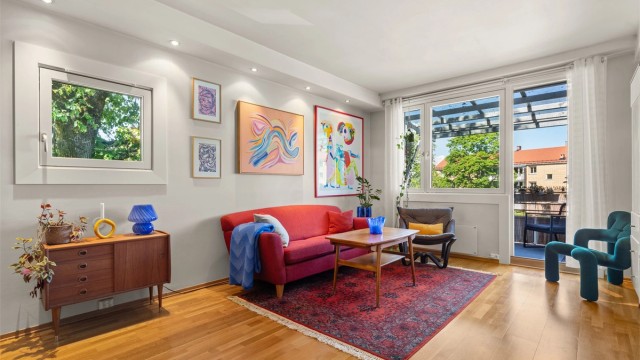 Krogsveen v/Simen Istre Grevskott har gleden av å presentere en lys og attraktiv 2-roms topp- og endeleilighet med sentral og populær beliggenhet på Hovin.