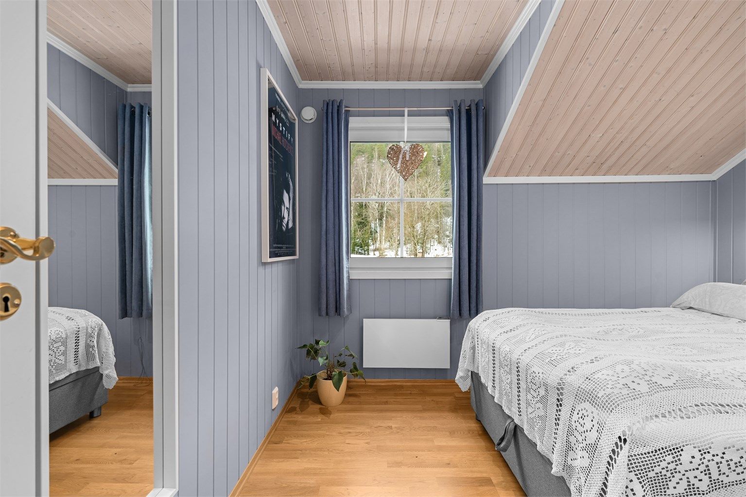 Alle tre soverommene er samlet i andre etasje, adskilt fra de sosiale sonene.