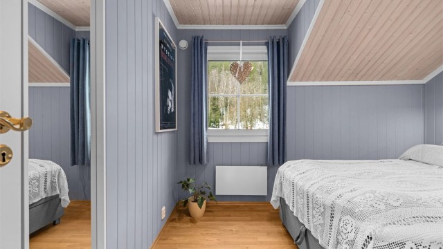 Alle tre soverommene er samlet i andre etasje, adskilt fra de sosiale sonene.