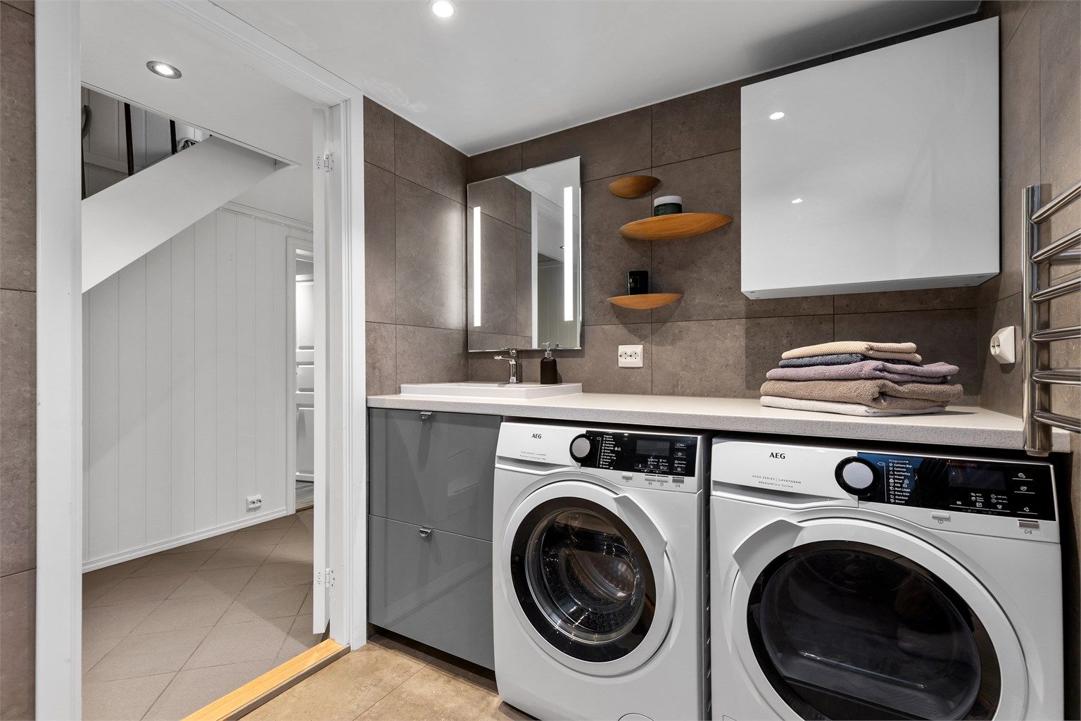 Badet (tidligere vaskerom i følge originale byggetegninger, ikke bruksendret) i kjelleren ble oppgradert i 2014. Her er det gulvvarme, dusjhjørne og praktisk opplegg for vaskemaskin og tørketrommel.