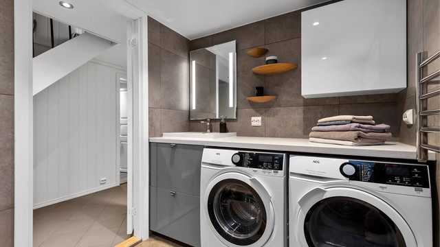 Badet (tidligere vaskerom i følge originale byggetegninger, ikke bruksendret) i kjelleren ble oppgradert i 2014. Her er det gulvvarme, dusjhjørne og praktisk opplegg for vaskemaskin og tørketrommel.