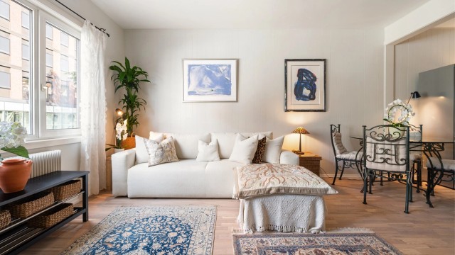 Stuen har god plass til både sofagruppe og spisebord.