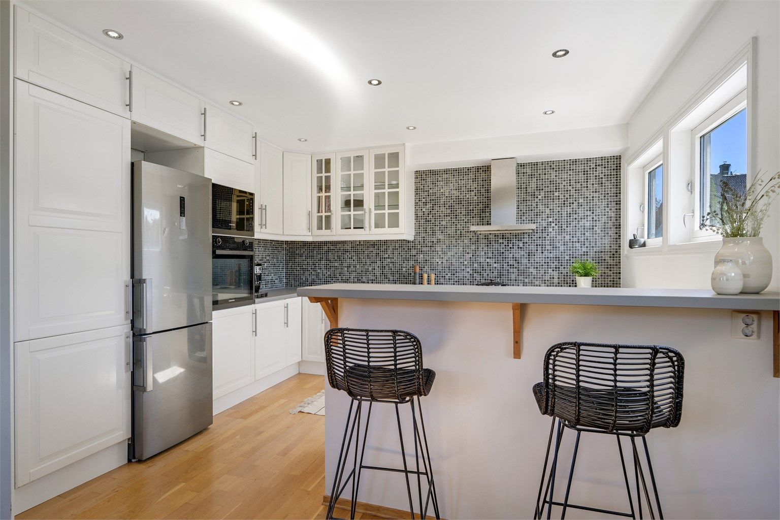 Kjøkkenet har innredning med profilerte fronter. Benkeplaten er av heltre som er malt i senere tid. Det er avsatt plass til frittstående kjøl/fryseskap og oppvaskmaskin i nisjer. Av integrerte hvitevarer er det platetopp, vinskap, micro og stekeovn.