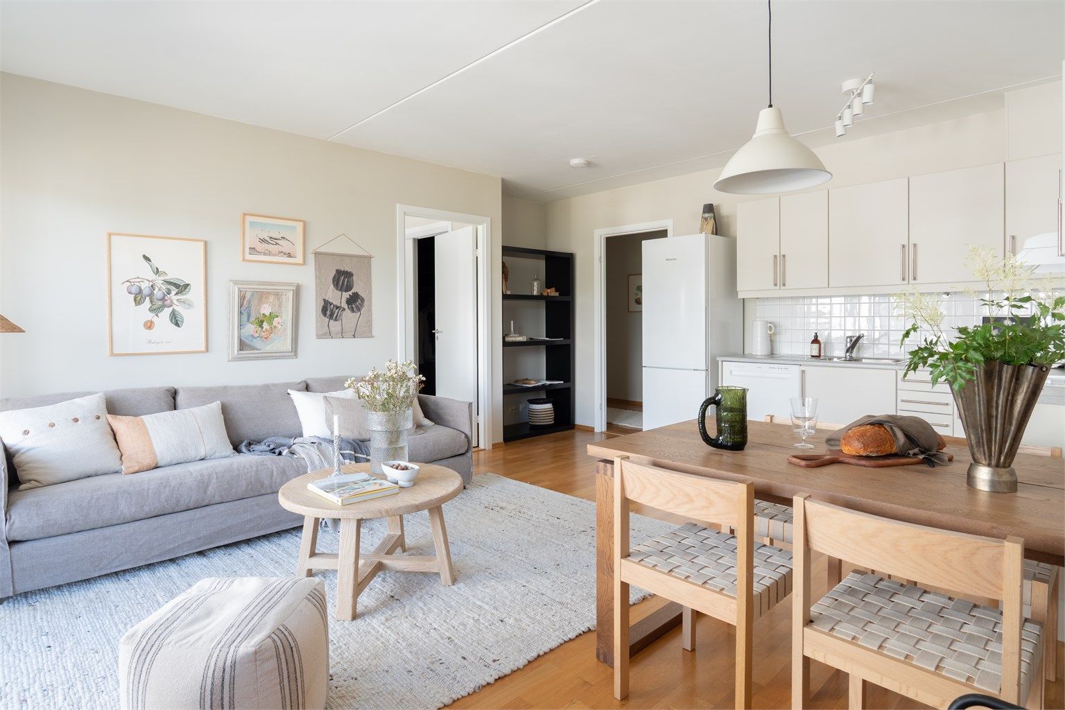 Her er det god plass til både sofagruppe og spisebord, samtidig som de store vindusflatene slipper inn rikelig med naturlig lys.