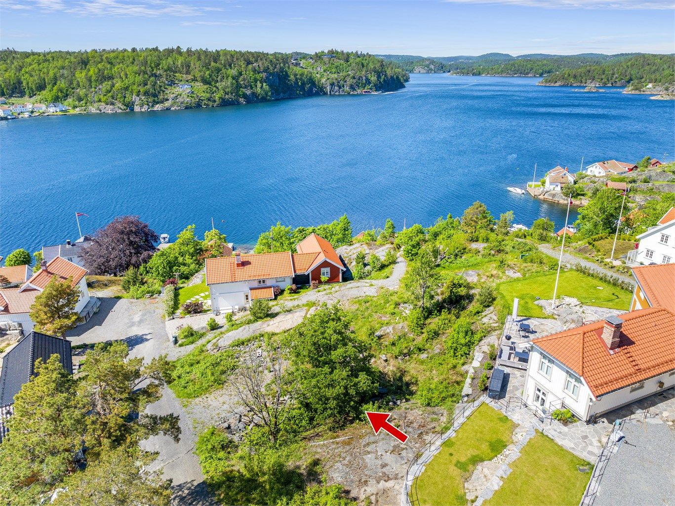 Tomtens plassering i landskapet er helt nydelig med litt avstand mellom husene som også ligger på forskjellige nivåer i terrenget.