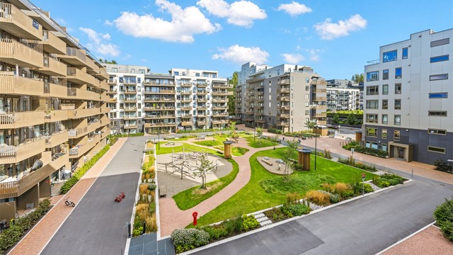 Pent opparbeidede fellesarealer med lekeplass og grøntområder.