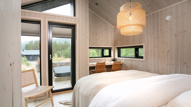 Hovedsoverom med god takhøyde og direkte utgang til terrassen.