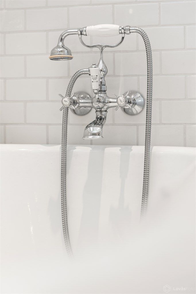 Badet har både badekar og dusj