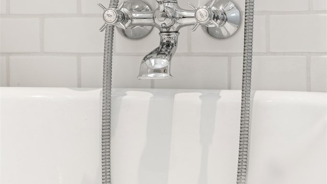 Badet har både badekar og dusj