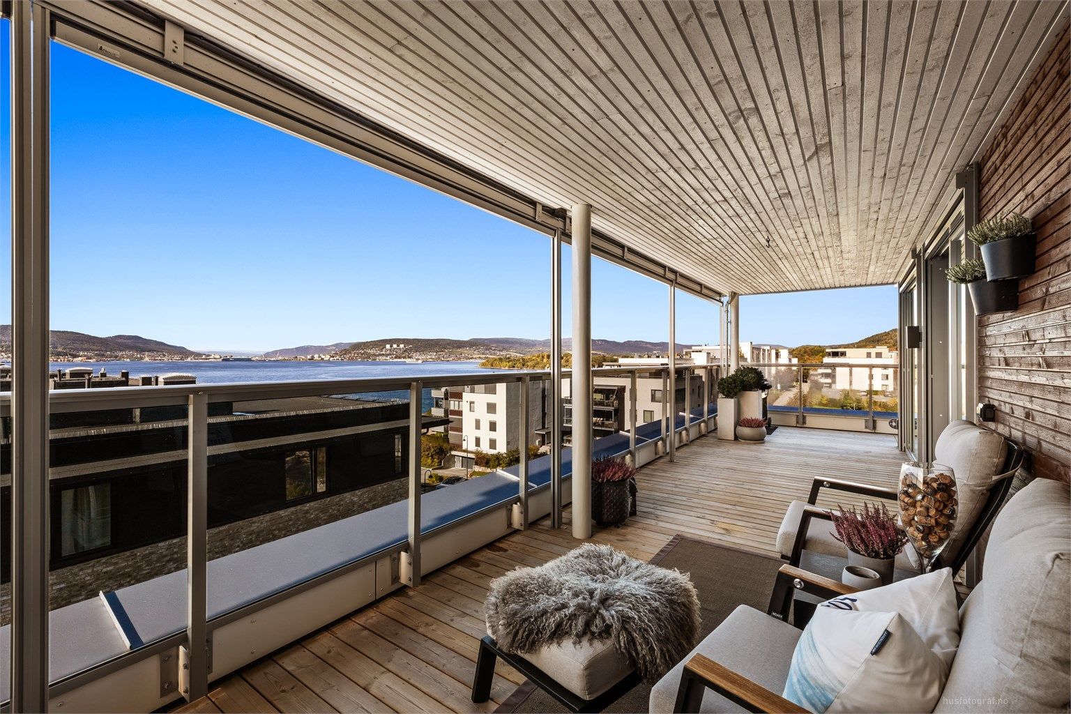 Screens på alle vinduer mot terrasse og screen på terrasserekkverk, som lager et fantastisk uterom.