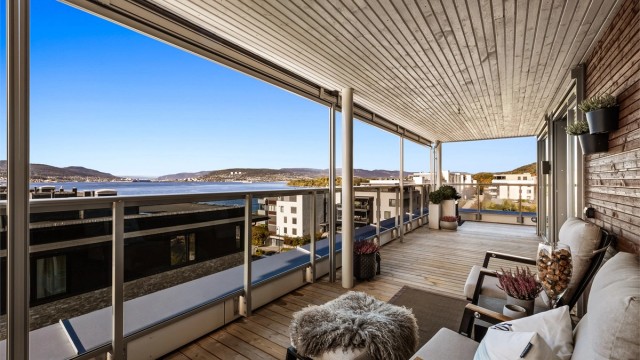 Screens på alle vinduer mot terrasse og screen på terrasserekkverk, som lager et fantastisk uterom.