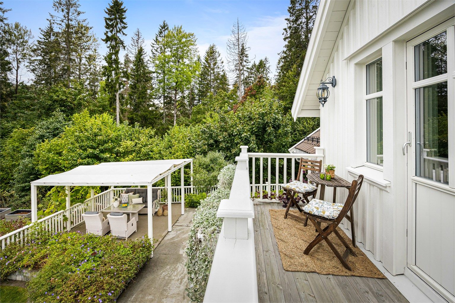 Fra balkongen er det utsyn over hagen og nærområdet.