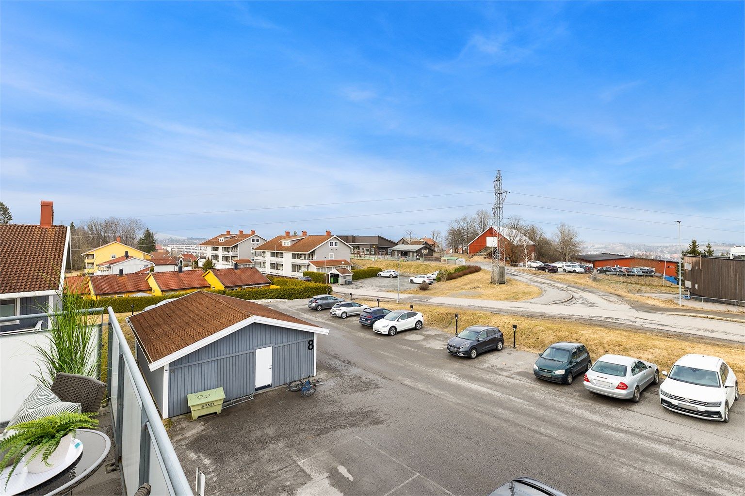 Fra leiligheten har du utsikt over et rolig nabolag i Øvre Rælingen, samt kort vei til Lillestrøm.