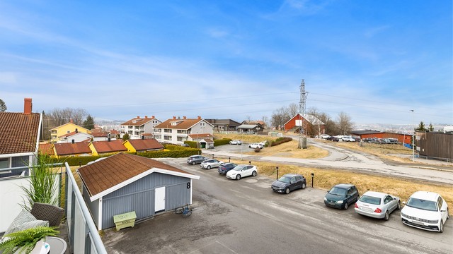 Fra leiligheten har du utsikt over et rolig nabolag i Øvre Rælingen, samt kort vei til Lillestrøm.