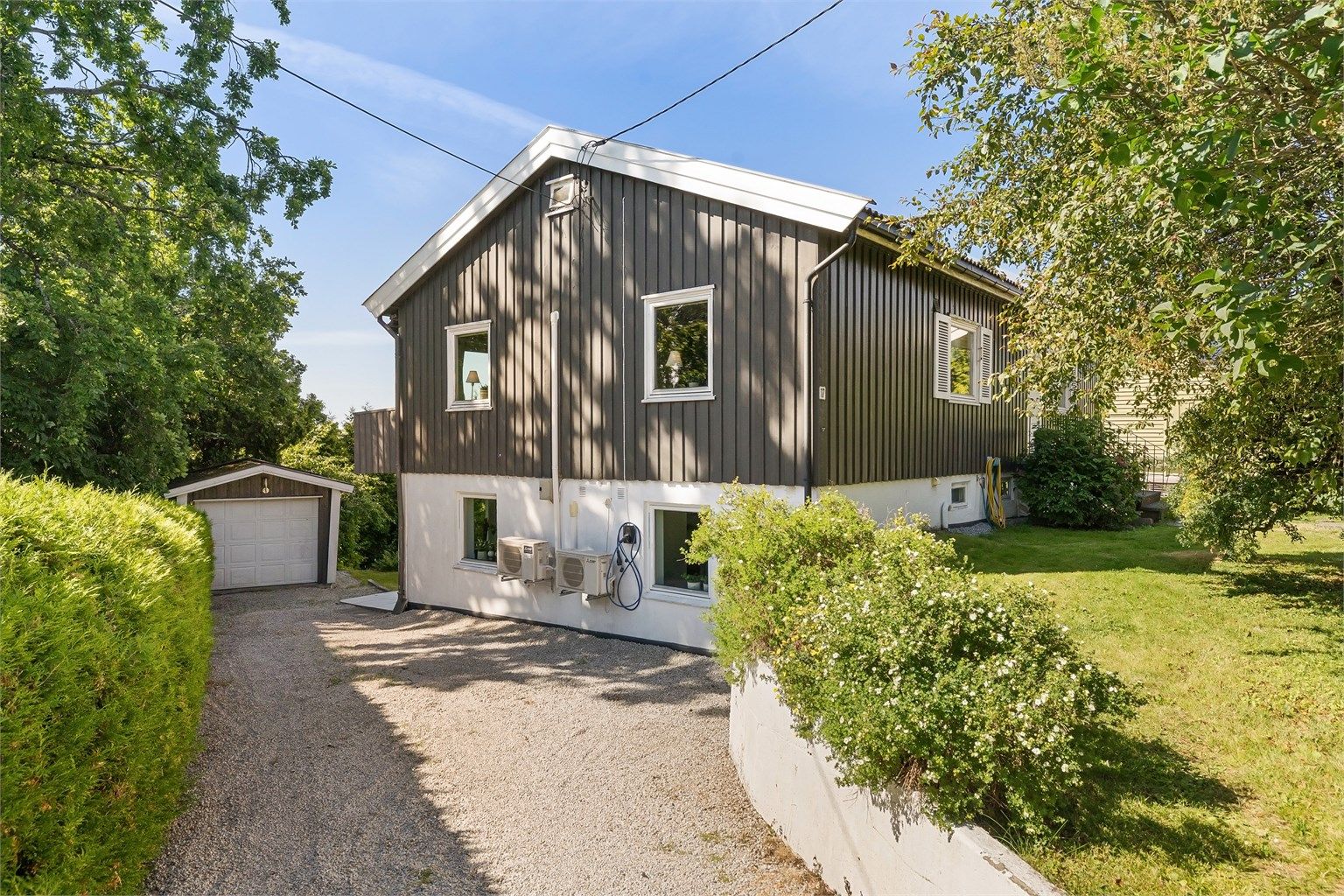 Hel tomannsbolig med frodig hage og flere parkeringsplasser på tomten(Foto: Lasse Lerdahl)