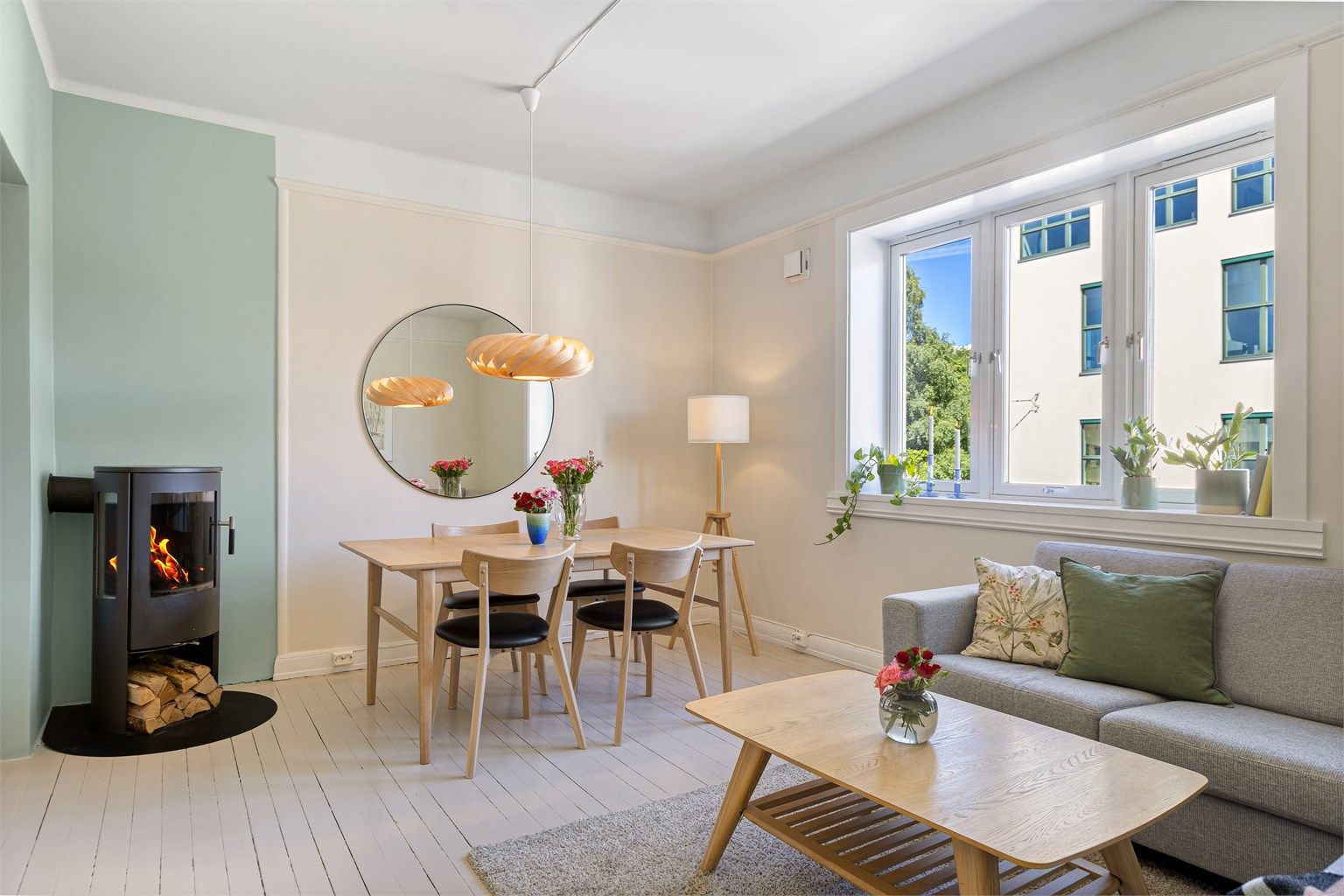 Planløsningen i stuen gir naturlig sofa-/TV- og spisesone. 