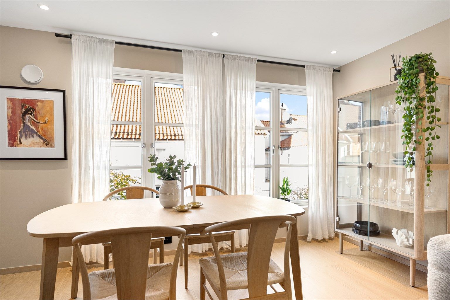 I stuen er det god plass til spisegruppe hvor du kan invitere familie og venner på hyggelige middager, spillkvelder eller sosiale sammenkomster. (Foto: Hans Nøstdahl)