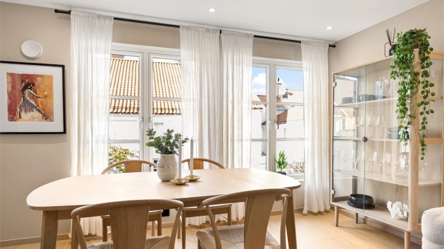 I stuen er det god plass til spisegruppe hvor du kan invitere familie og venner på hyggelige middager, spillkvelder eller sosiale sammenkomster. (Foto: Hans Nøstdahl)