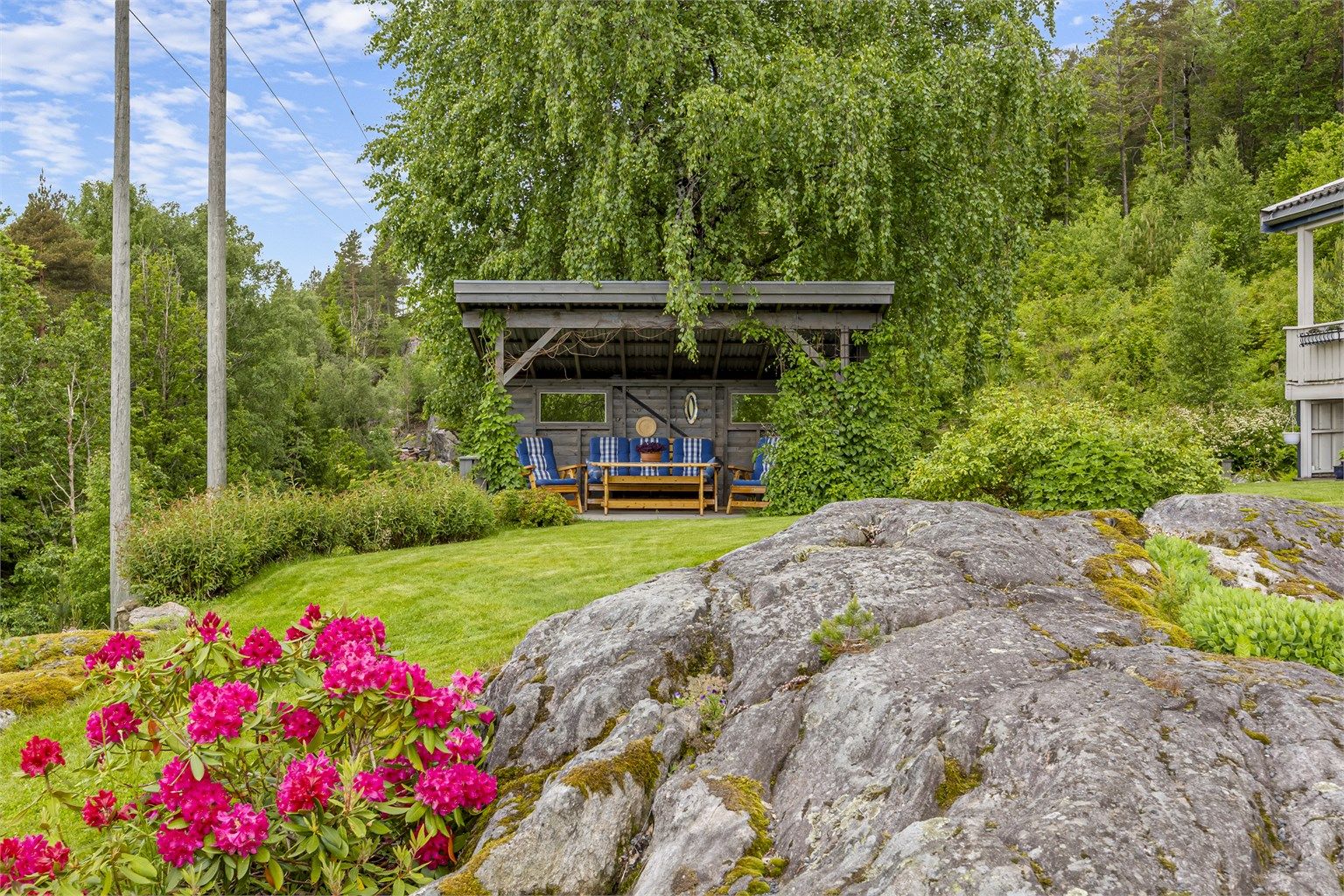 I hagen finnes flere uteplasser, inkludert et nyere lysthus.