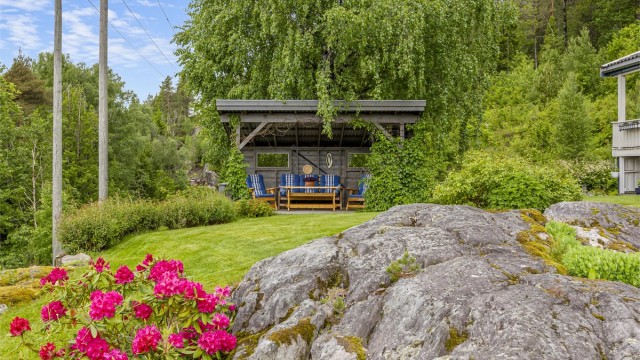 I hagen finnes flere uteplasser, inkludert et nyere lysthus.