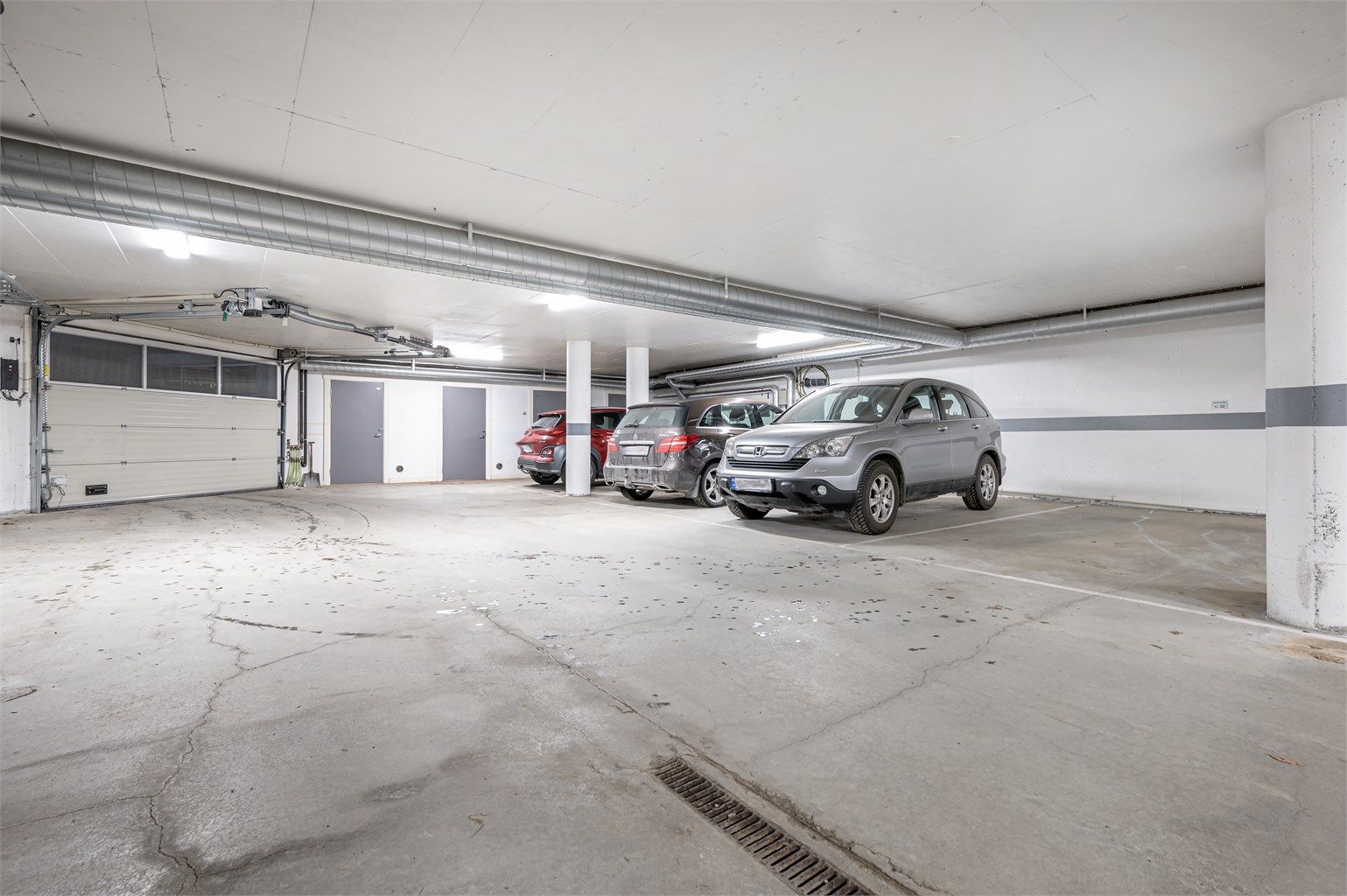 Fra garasjen er det enkel og tørr adkomst inn i bygget og det er heis fra parkeringskjeller til leiligheten