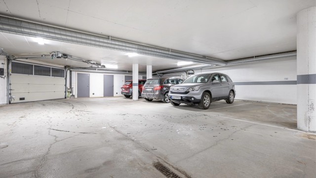 Fra garasjen er det enkel og tørr adkomst inn i bygget og det er heis fra parkeringskjeller til leiligheten