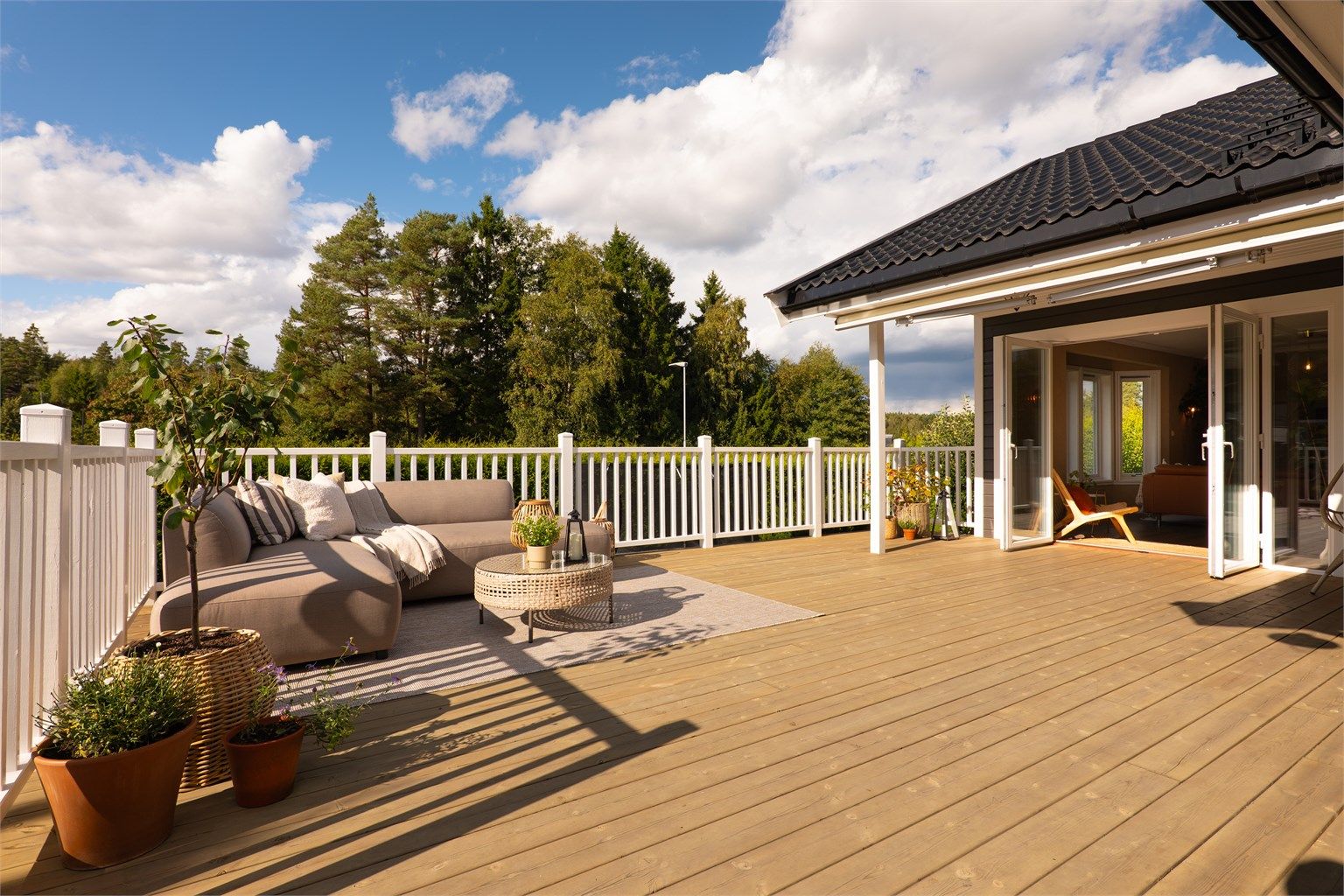 Den 41 kvm. store verandaen er fra 2025, og har gode solforhold. Fotograf; Kristoffer Kristiansen.