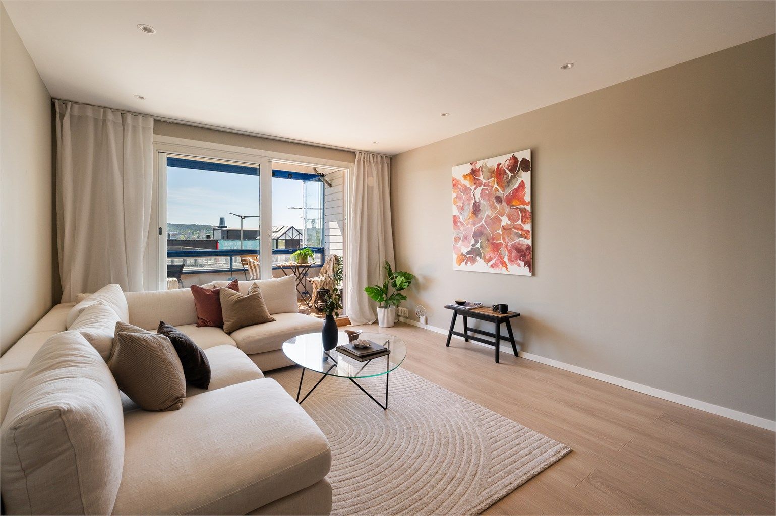 Overflatene er holdt i behagelige og tidsriktige nyanser.