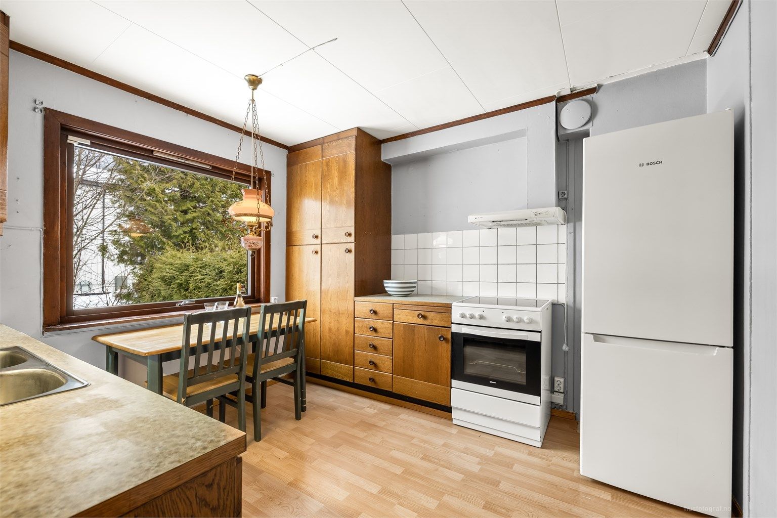 Opplegg for frittstående hvitevarer på kjøkkenet.