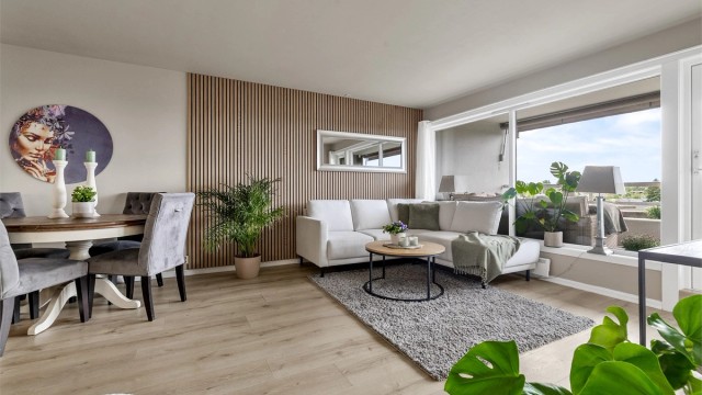 Stuen har plass til både sofagruppe og spiseplass