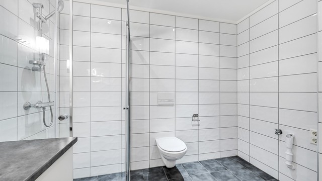 Badet har opplegg for vaskemaskin og tørketrommel.