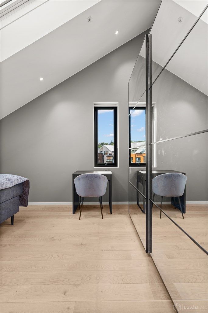 I likhet med de øvrige soverommene er også dette rommet utstyrt med en stor skyvedørsgarderobe og downlights i taket.