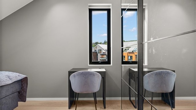 I likhet med de øvrige soverommene er også dette rommet utstyrt med en stor skyvedørsgarderobe og downlights i taket.