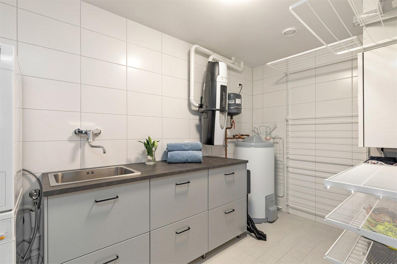 Praktisk innredet vaskerom/teknisk rom. Varmtvannsbereder, ventilasjonssystem og sentralstøvsuger er plassert her