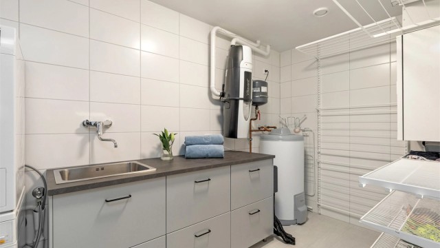 Praktisk innredet vaskerom/teknisk rom. Varmtvannsbereder, ventilasjonssystem og sentralstøvsuger er plassert her