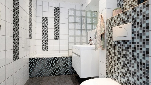 Badet i 1. etasje ble fornyet i 2007. Rommet har flislagt gulv med elektrisk gulvvarme og vegghengt toalett.