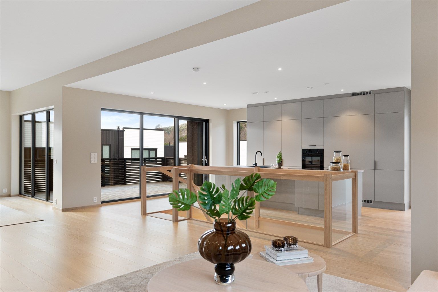 Den åpne planløsningen gir en luftig romfølelse og en naturlig flyt mellom sonene.