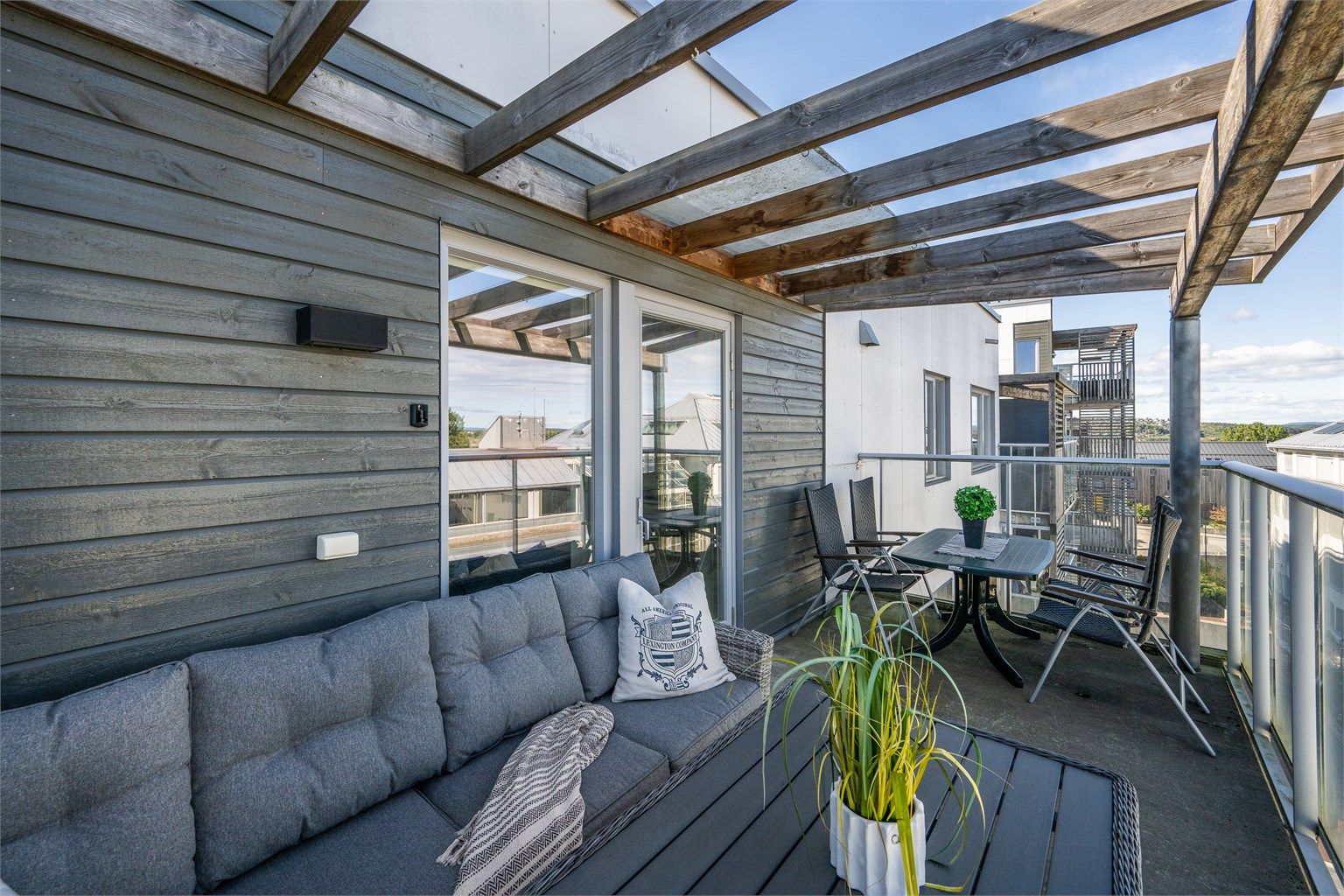 Lys toppleilighet i femte etasje med heisadkomst og privat balkong.
