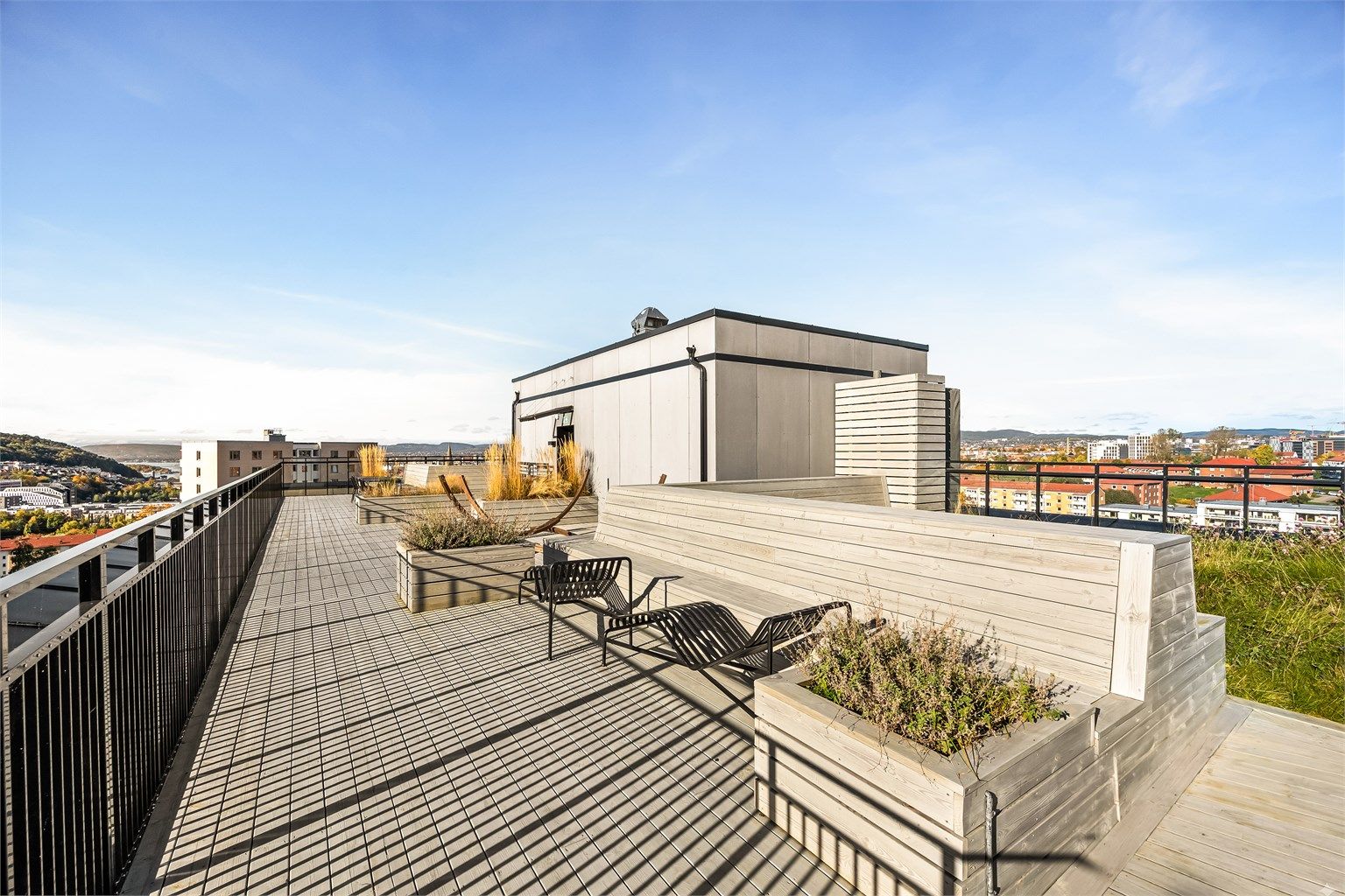 Felles takterrasse med beplantning, sittebenker og fantastisk utsikt over nærområdet og videre mot Oslo sentrum.