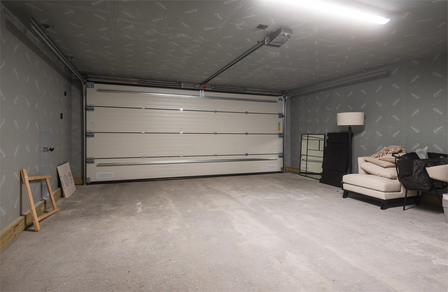 Garasjen på 31 m² har elektrisk portåpner og god plass til både bil og lagring.