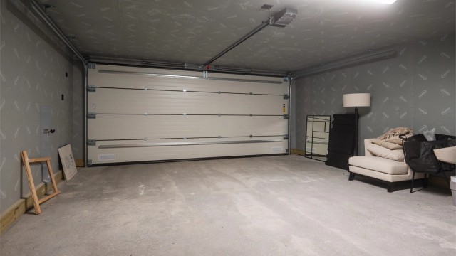 Garasjen på 31 m² har elektrisk portåpner og god plass til både bil og lagring.