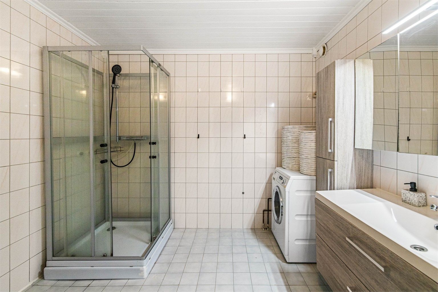 Det er montert dusjkabinett, gulvstående toalett og nyere vegghengt servantinnredning i moderne stil (montert i 2019).