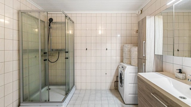 Det er montert dusjkabinett, gulvstående toalett og nyere vegghengt servantinnredning i moderne stil (montert i 2019).