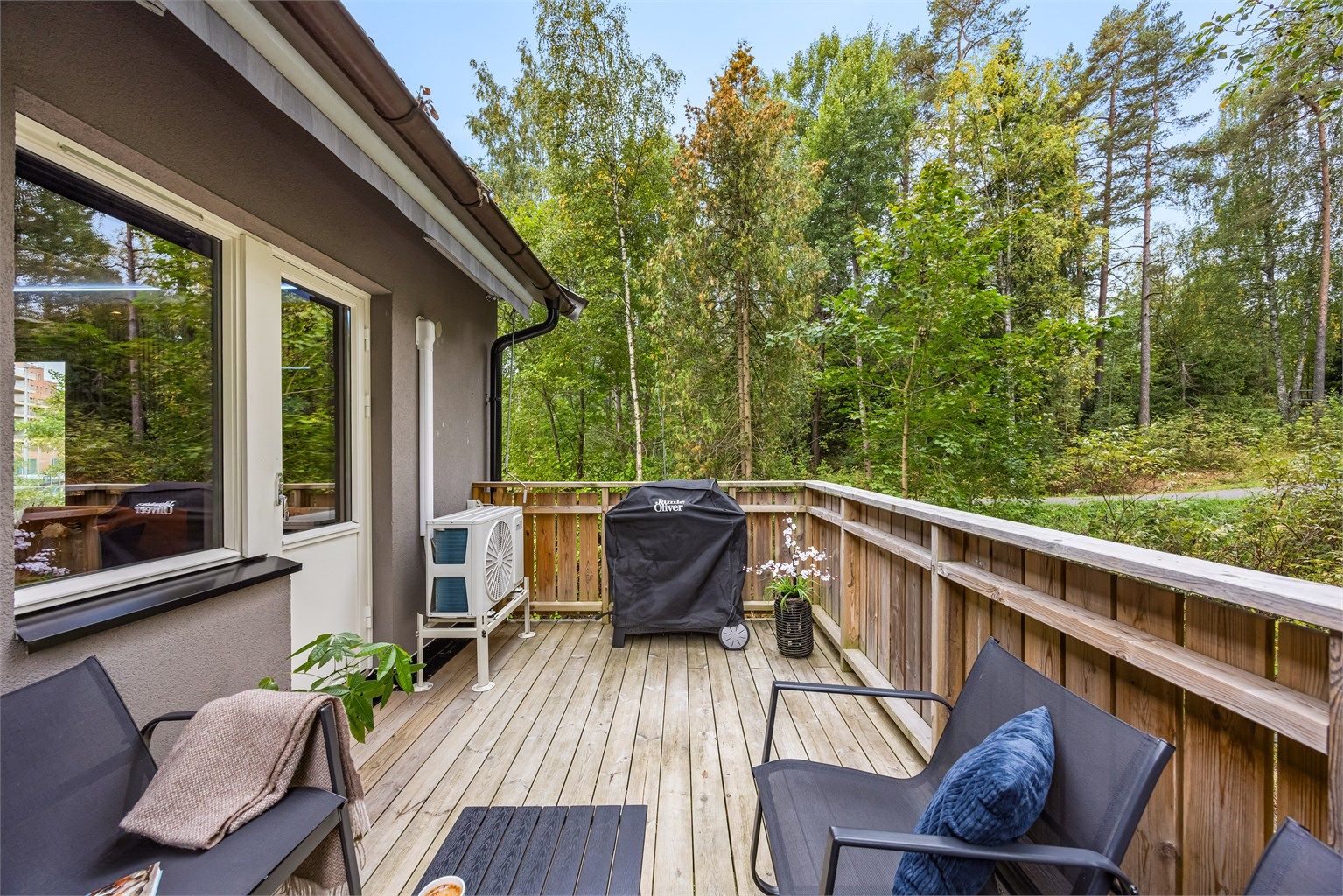 Balkongen er utstyrt med markise og god plass til å etablere en grillsone.