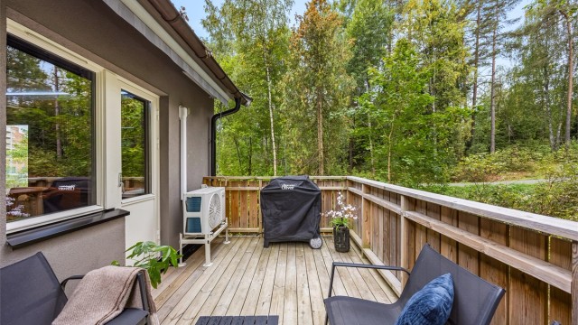 Balkongen er utstyrt med markise og god plass til å etablere en grillsone.