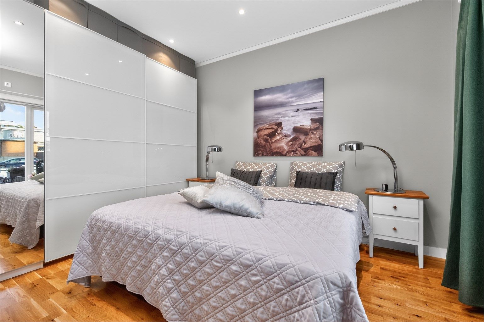 Det er etablert en praktisk skyvedørsgarderobe med gode lagringsmuligheter.