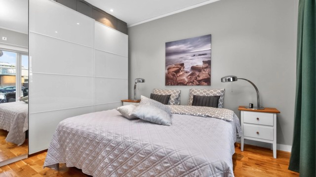 Det er etablert en praktisk skyvedørsgarderobe med gode lagringsmuligheter.